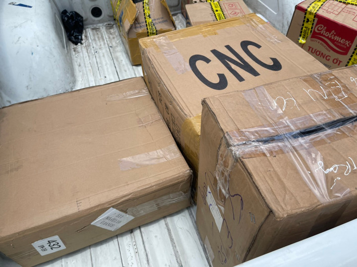 Công an đột kích hàng loạt cửa hàng sửa chữa, độ chế xe máy tại TP.HCM - 1