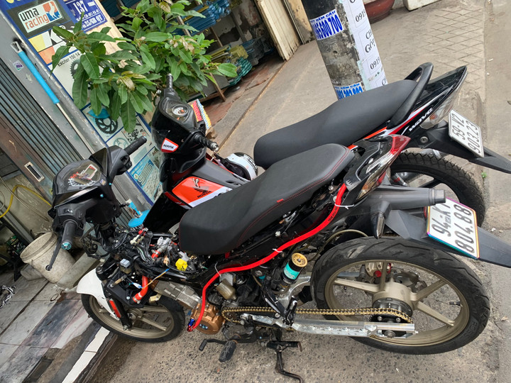 Công an đột kích hàng loạt cửa hàng sửa chữa, độ chế xe máy tại TP.HCM - 2