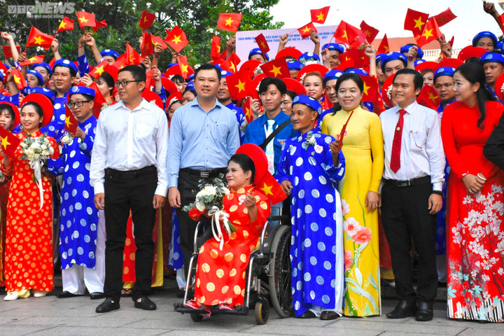 TP.HCM: 100 cặp đôi rạng rỡ trong đám cưới tập thể đúng ngày Quốc khánh 2/9 - 1