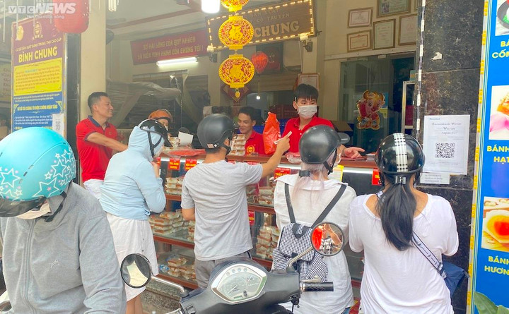 Hà Nội: Bánh trung thu hiện đại ế hàng, bánh truyền thống tấp nập người mua - 3