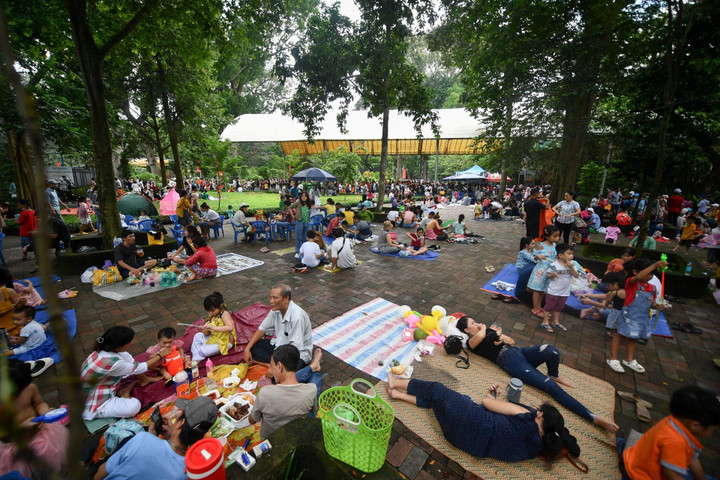 TP.HCM: Thảo Cầm Viên thành điểm cắm trại đông vui dịp nghỉ lễ - 8