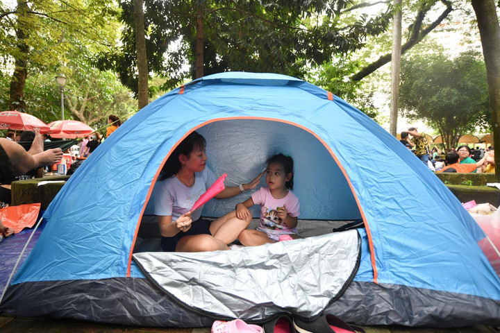 TP.HCM: Thảo Cầm Viên thành điểm cắm trại đông vui dịp nghỉ lễ - 5