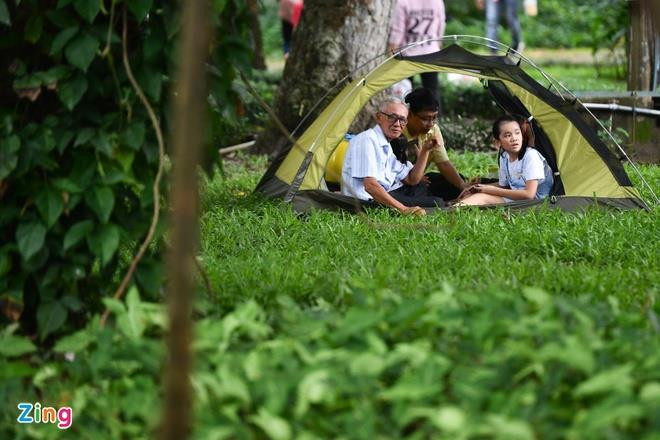 TP.HCM: Thảo Cầm Viên thành điểm cắm trại đông vui dịp nghỉ lễ - 1