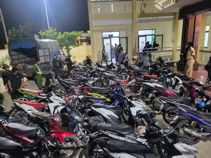 Bình Định: Hơn 40 thanh, thiếu niên tụ tập đua xe, gây náo loạn đường phố - 2