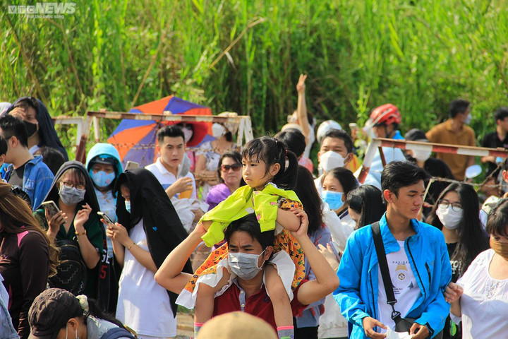 Ngày Quốc khánh Việt Nam: Khinh khí cầu kéo đại kỳ 1.800 m2 ở TP.HCM - 12