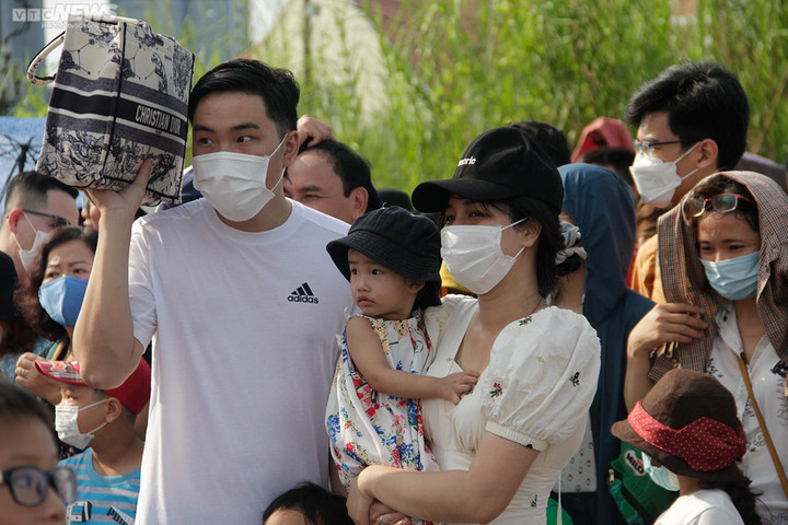 Ngày Quốc khánh Việt Nam: Khinh khí cầu kéo đại kỳ 1.800 m2 ở TP.HCM - 10