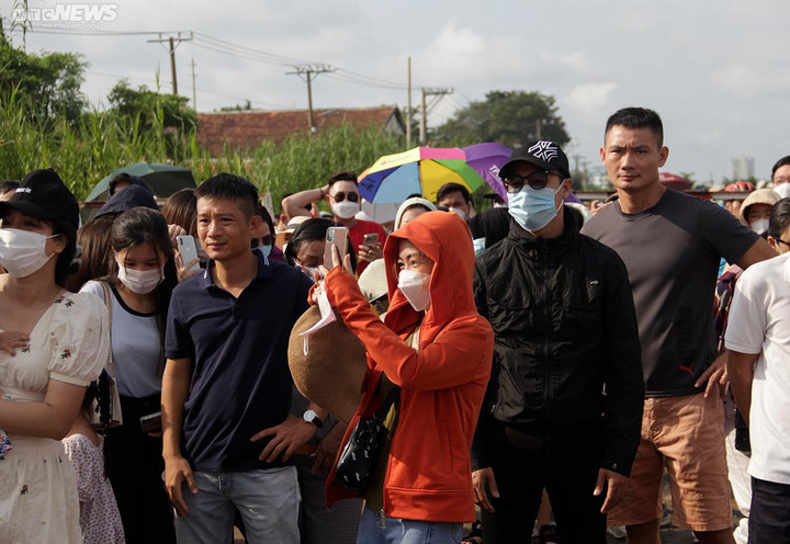 Ngày Quốc khánh Việt Nam: Khinh khí cầu kéo đại kỳ 1.800 m2 ở TP.HCM - 9