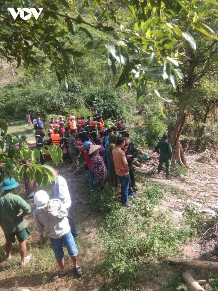 Trượt chân ngã xuống suối khi đang chụp ảnh, 2 bé gái bị nước cuốn mất tích - 2