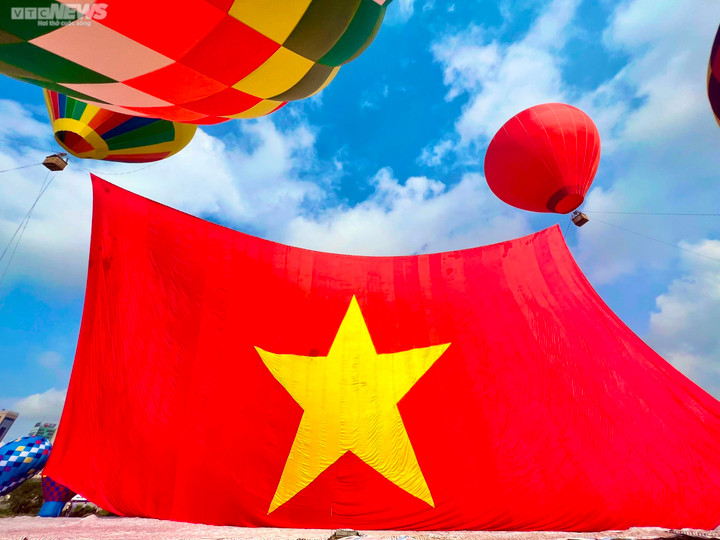 Ngày Quốc khánh Việt Nam: Khinh khí cầu kéo đại kỳ 1.800 m2 ở TP.HCM - 4