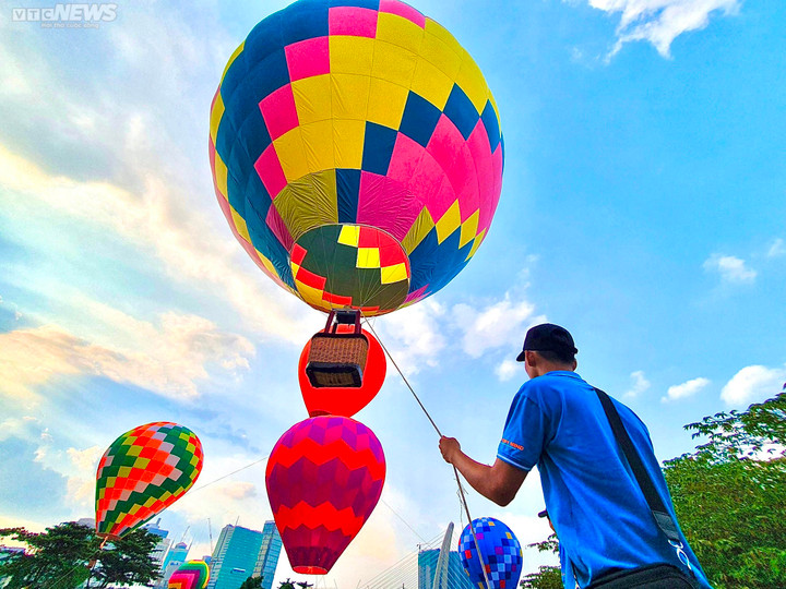 Ngày Quốc khánh Việt Nam: Khinh khí cầu kéo đại kỳ 1.800 m2 ở TP.HCM - 5