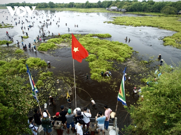 Người dân nô nức trẩy hội 'phá trằm' bắt cá sau 2 năm gián đoạn do dịch bệnh - 1