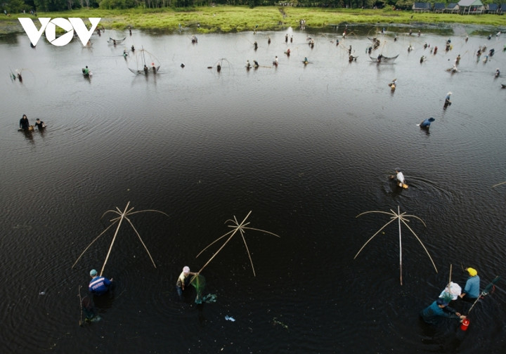 Người dân nô nức trẩy hội 'phá trằm' bắt cá sau 2 năm gián đoạn do dịch bệnh - 11