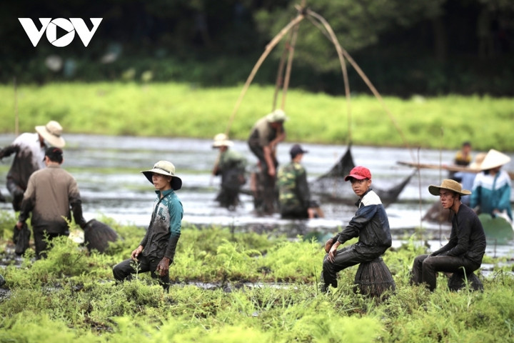 Người dân nô nức trẩy hội 'phá trằm' bắt cá sau 2 năm gián đoạn do dịch bệnh - 15