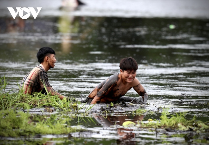 Người dân nô nức trẩy hội 'phá trằm' bắt cá sau 2 năm gián đoạn do dịch bệnh - 16