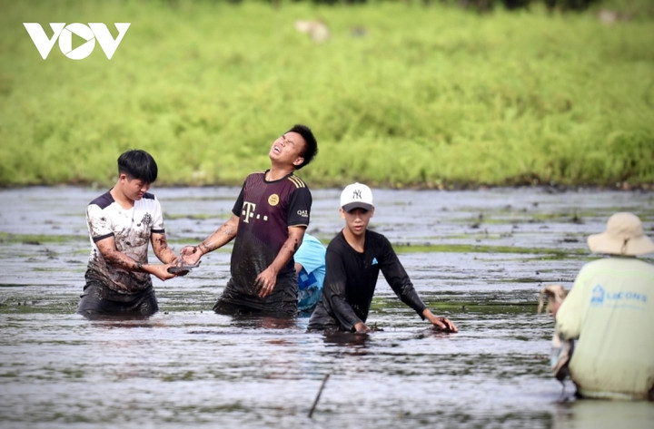 Người dân nô nức trẩy hội 'phá trằm' bắt cá sau 2 năm gián đoạn do dịch bệnh - 17