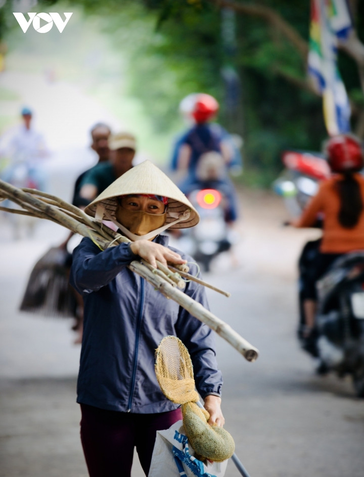 Người dân nô nức trẩy hội 'phá trằm' bắt cá sau 2 năm gián đoạn do dịch bệnh - 2