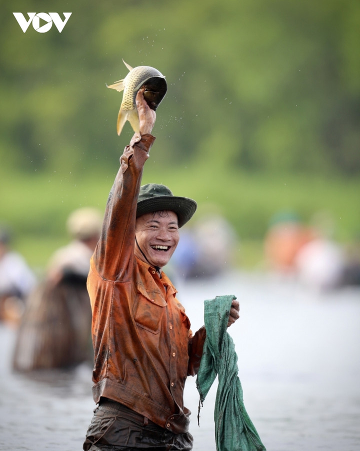 Người dân nô nức trẩy hội 'phá trằm' bắt cá sau 2 năm gián đoạn do dịch bệnh - 19