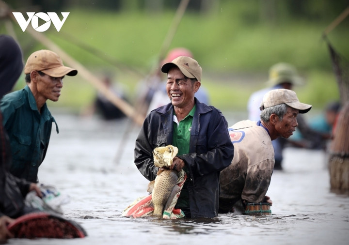 Người dân nô nức trẩy hội 'phá trằm' bắt cá sau 2 năm gián đoạn do dịch bệnh - 20