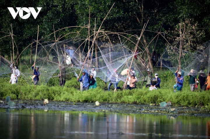 Người dân nô nức trẩy hội 'phá trằm' bắt cá sau 2 năm gián đoạn do dịch bệnh - 5