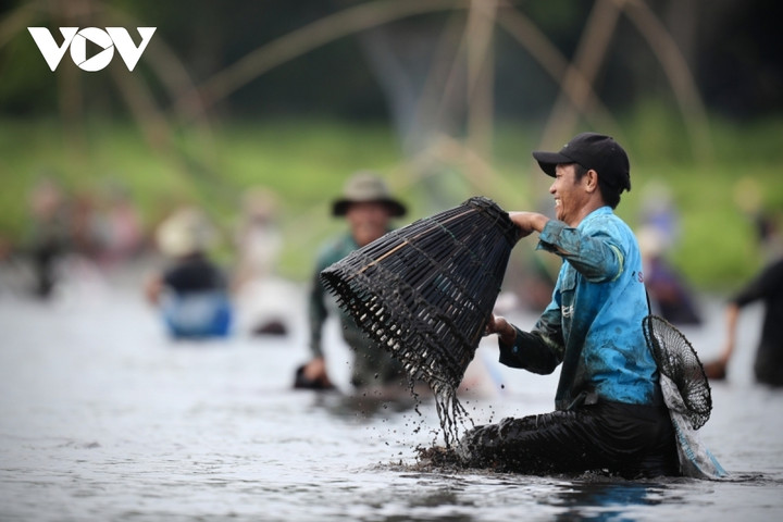 Người dân nô nức trẩy hội 'phá trằm' bắt cá sau 2 năm gián đoạn do dịch bệnh - 6