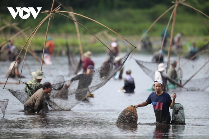 Người dân nô nức trẩy hội 'phá trằm' bắt cá sau 2 năm gián đoạn do dịch bệnh - 9