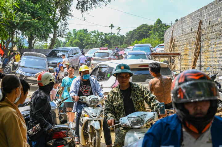 Thuyền bè cắm trại phủ kín mặt sông Bôi ở Hòa Bình - 15