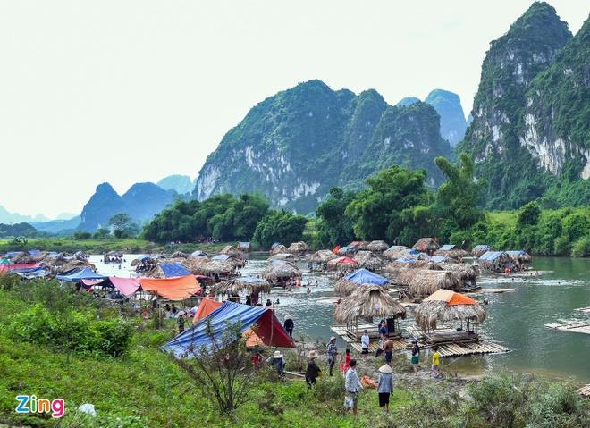 Thuyền bè cắm trại phủ kín mặt sông Bôi ở Hòa Bình - 1