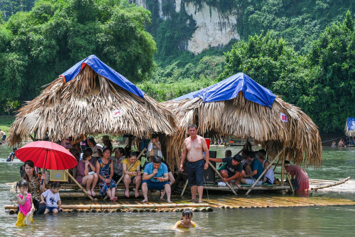 Thuyền bè cắm trại phủ kín mặt sông Bôi ở Hòa Bình - 6