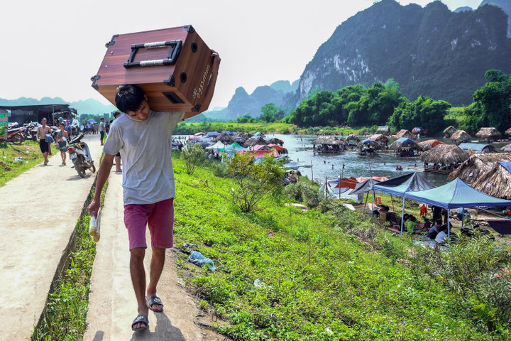 Thuyền bè cắm trại phủ kín mặt sông Bôi ở Hòa Bình - 7