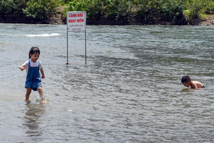 Thuyền bè cắm trại phủ kín mặt sông Bôi ở Hòa Bình - 8