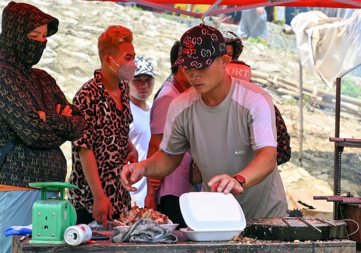 Thuyền bè cắm trại phủ kín mặt sông Bôi ở Hòa Bình - 9