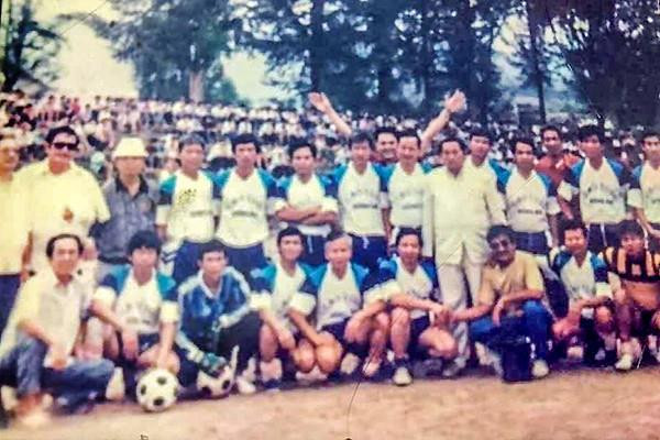 Người chăn bò trong thành phố cuồng bóng đá - 1