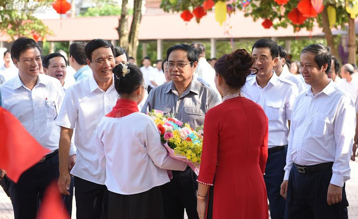 Ngày làm việc với lịch trình dày đặc, xuyên nghỉ lễ của Thủ tướng tại Phú Thọ - 1