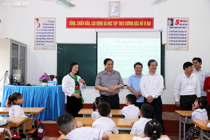 Ngày làm việc với lịch trình dày đặc, xuyên nghỉ lễ của Thủ tướng tại Phú Thọ - 4