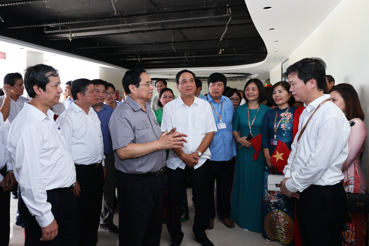 Ngày làm việc với lịch trình dày đặc, xuyên nghỉ lễ của Thủ tướng tại Phú Thọ - 15