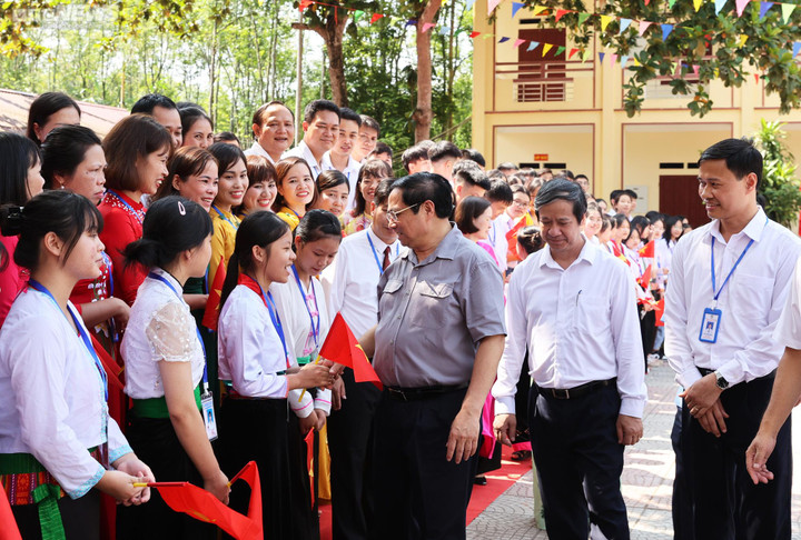 Ngày làm việc với lịch trình dày đặc, xuyên nghỉ lễ của Thủ tướng tại Phú Thọ - 5