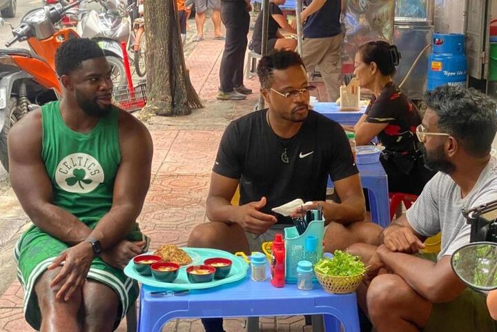 Patrice Evra ăn ở quán vỉa hè Hà Nội - 1