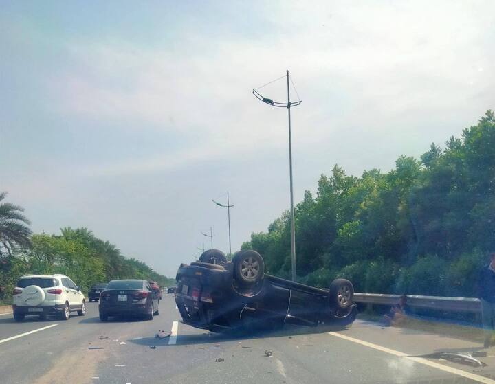 Ô tô lật ngửa giữa đường, cửa ngõ Hà Nội tắc hơn 3km - 1