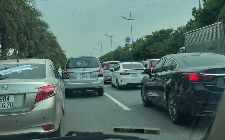 Ô tô lật ngửa giữa đường, cửa ngõ Hà Nội tắc hơn 3km - 2