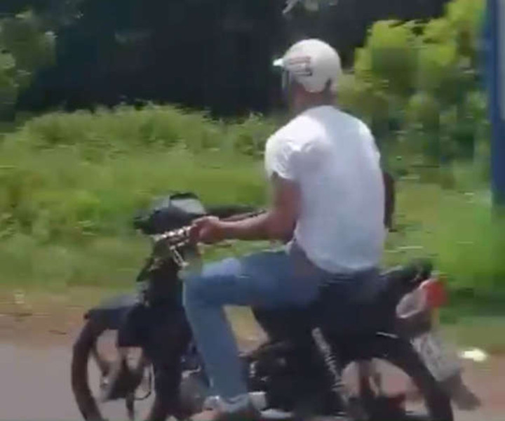 Thanh niên lái xe máy bằng chân, ôm đàn đánh ở Đồng Nai từng đi chữa tâm thần - 1