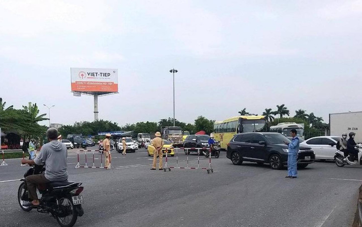 5 ô tô tông liên hoàn, CSGT tạm cấm xe vào cao tốc Pháp Vân - 2