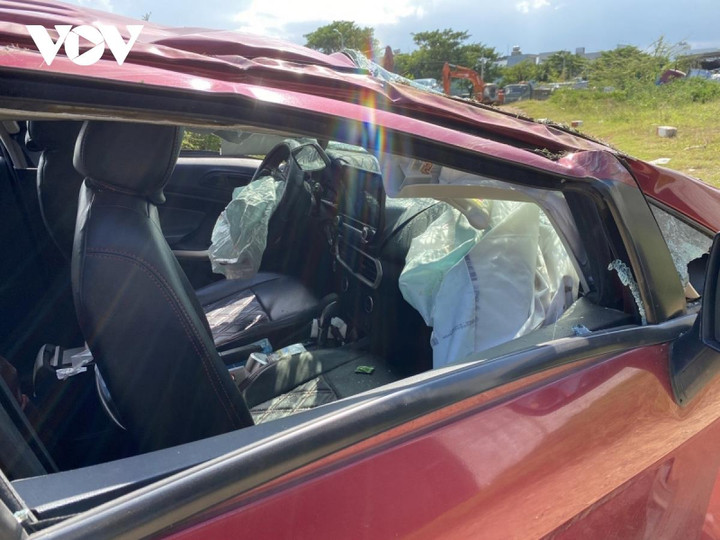 Xe ô tô mất lái lao từ chân cầu xuống đường, 2 mẹ con bị thương - 1