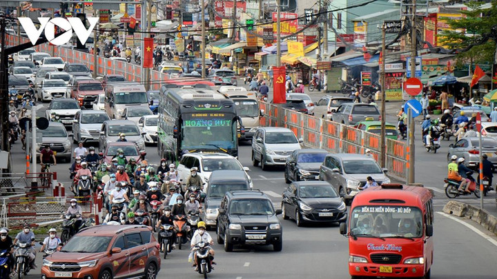 Người dân đổ về TP.HCM sau nghỉ lễ, cửa ngõ không ùn tắc - 1