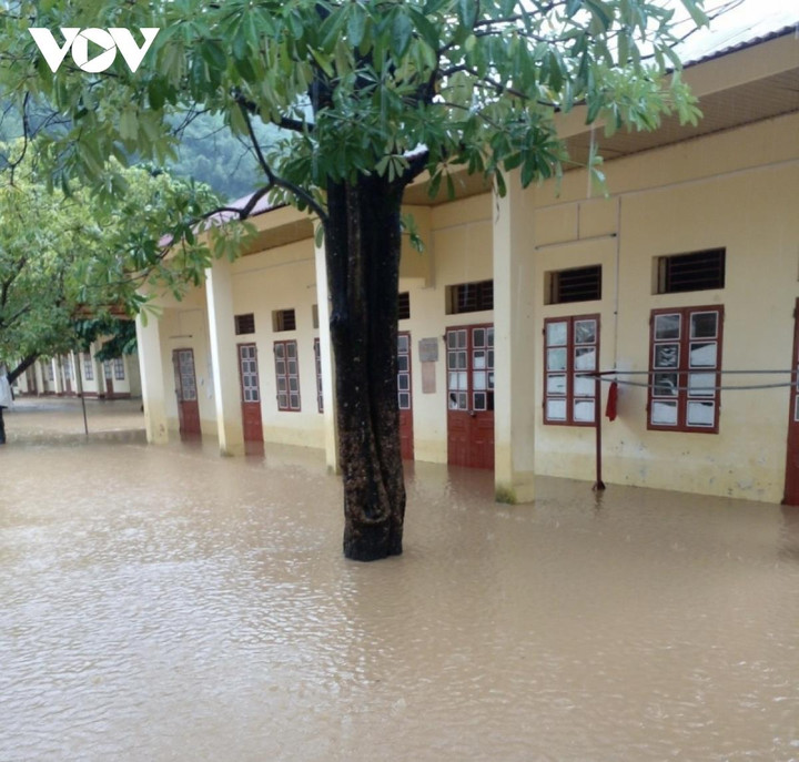 Một trường học ở Sơn La ngập trong biển nước sau mưa lớn - 2