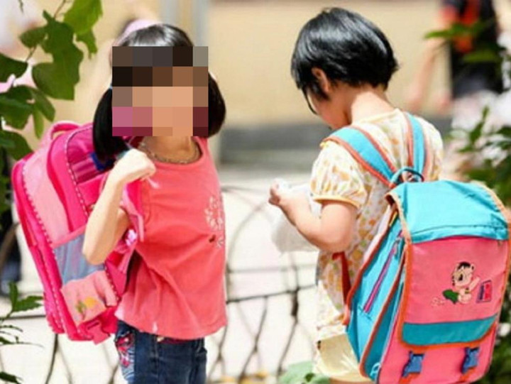 Trẻ cong vẹo cột sống do đeo cặp sách quá nặng - 1