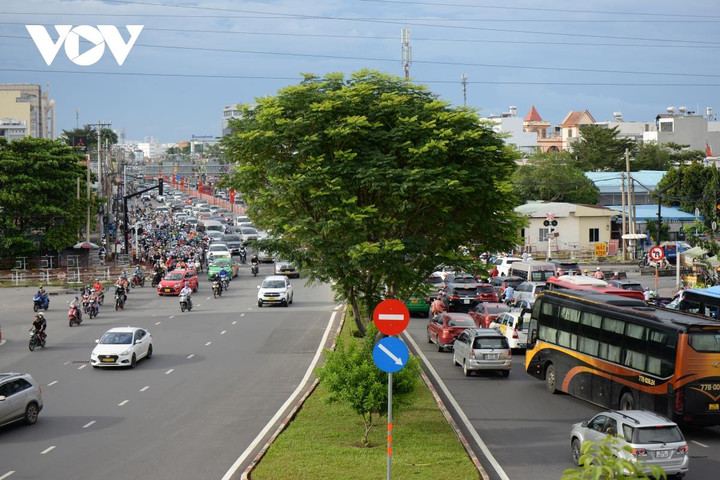 Người dân đổ về TP.HCM sau nghỉ lễ, cửa ngõ không ùn tắc - 2