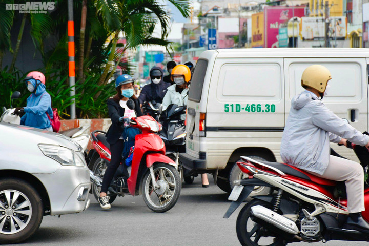 Nhiều tuyến đường ở TP.HCM kẹt xe sau nghỉ lễ, dòng người nhích từng mét - 5