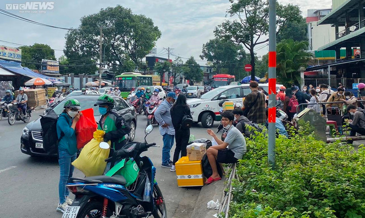 Nhiều tuyến đường ở TP.HCM kẹt xe sau nghỉ lễ, dòng người nhích từng mét - 9