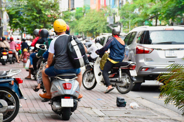 Nhiều tuyến đường ở TP.HCM kẹt xe sau nghỉ lễ, dòng người nhích từng mét - 7