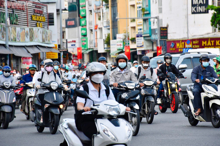 Nhiều tuyến đường ở TP.HCM kẹt xe sau nghỉ lễ, dòng người nhích từng mét - 8